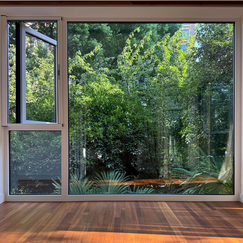 Nach außen gerichtetes Flügelfenster