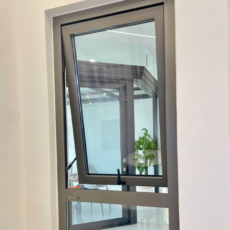 Nach außen gerichtetes Klappfenster