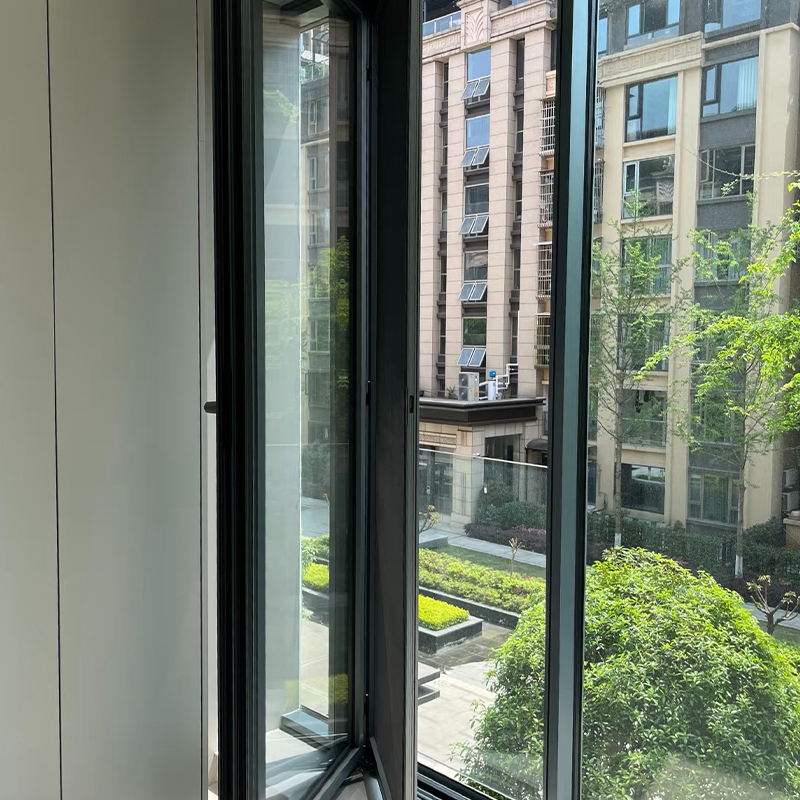 Nach innen gerichtetes Flügelfenster